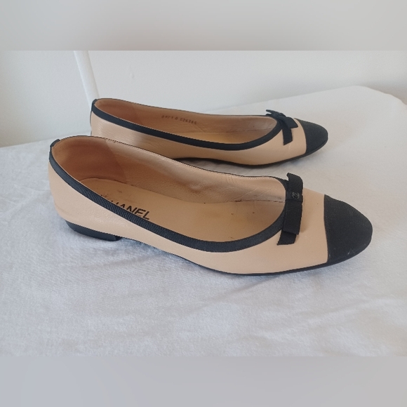 Chanel Shoe Size 40 beige & Black Leather Almond Toe Interlocking CC flat Shoes - Picture 1 of 12